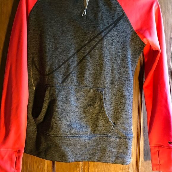 Women’s Nike Therma Fit Sweatshirt Hoodie    - Picture 4 of 8